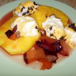 Gegrillte Ananas mit Pflaumenkompott und Eis