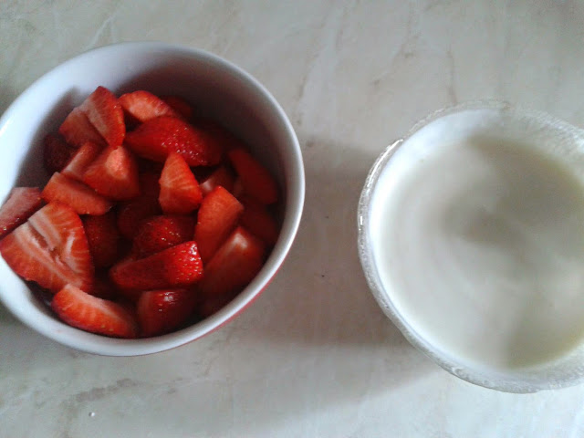 Erdbeeren mit Holunderjoghurt