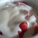 Erdbeeren mit Holunder-Joghurt