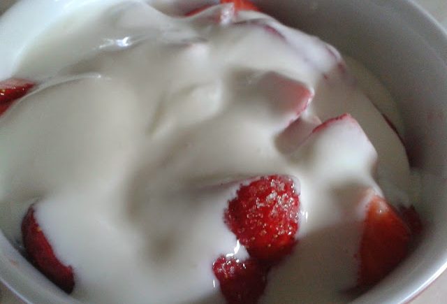 Erdbeeren mit Holunder-Joghurt