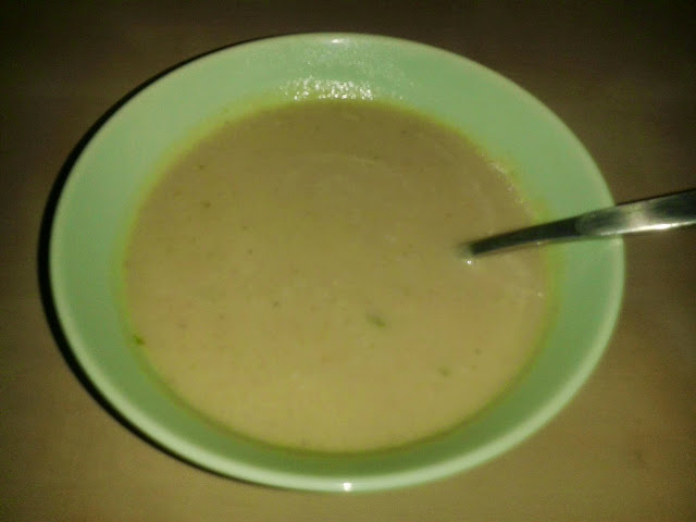 Heiß und kalt - aromatisiertes Wasser und Suppe