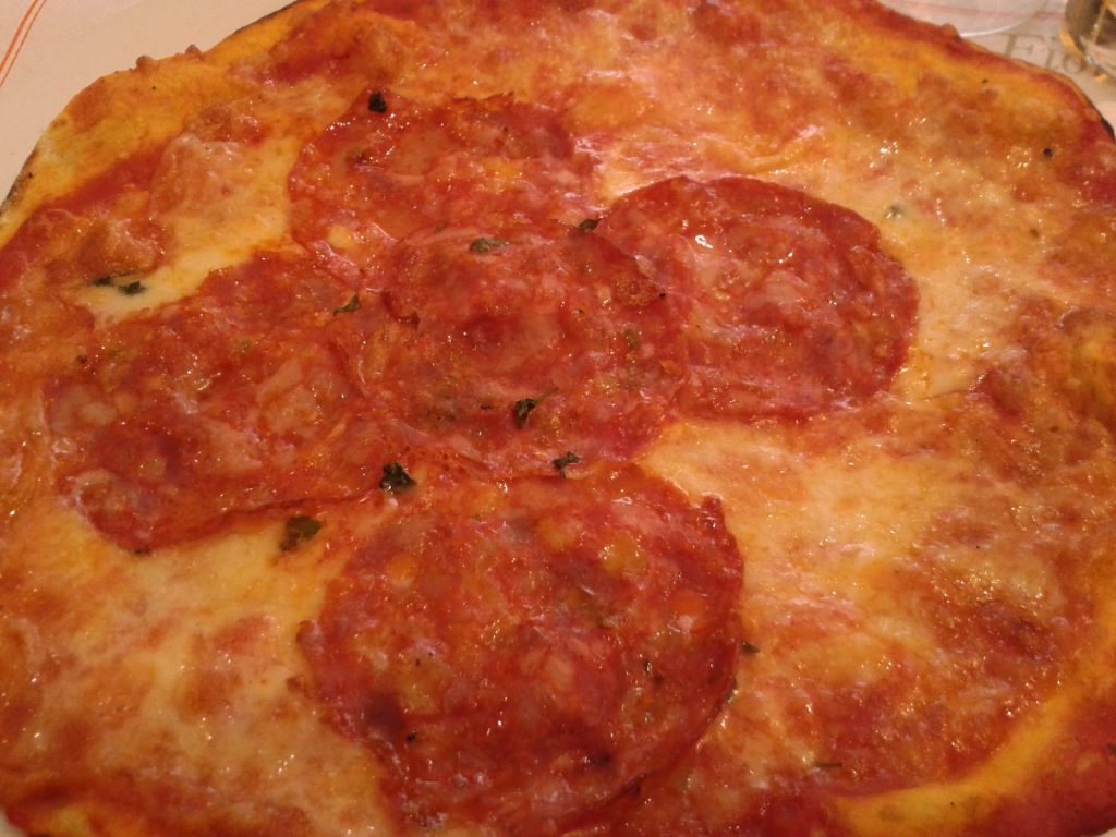 Pizza mit Salami