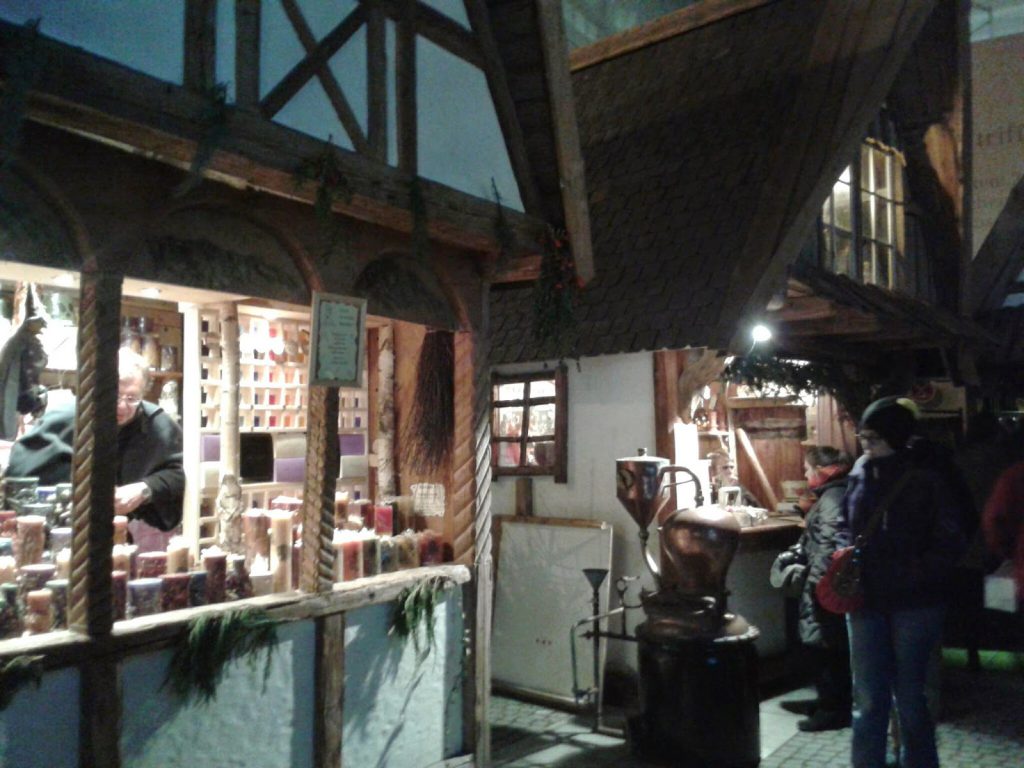 Mittelalterliche Hütten beim Weihnachtsmarkt am Wittelsbacher Platz