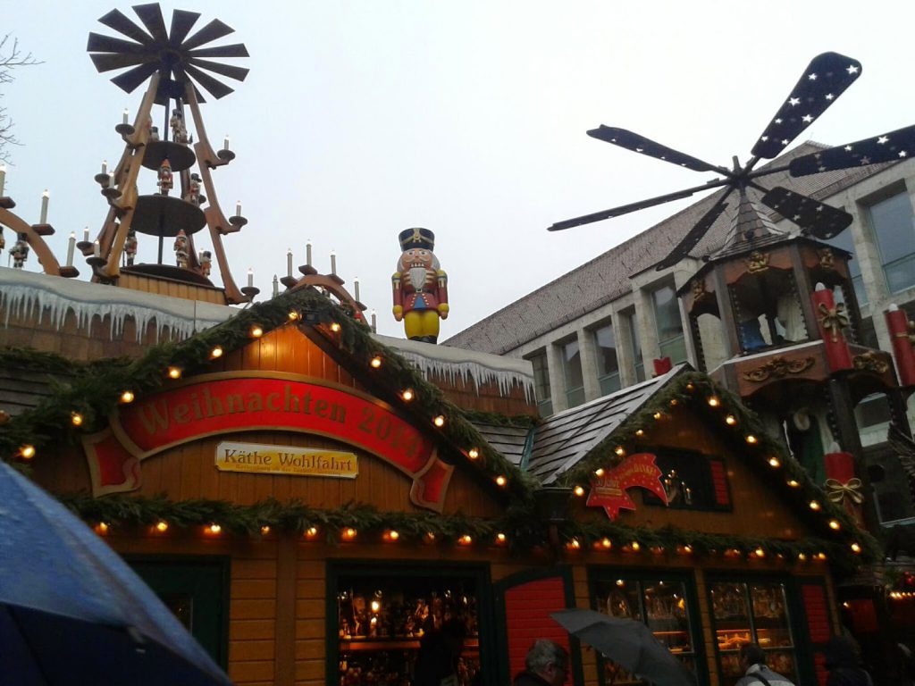 dekorierte Hütte auf dem Stuttgarter Weihnachtsmarkt