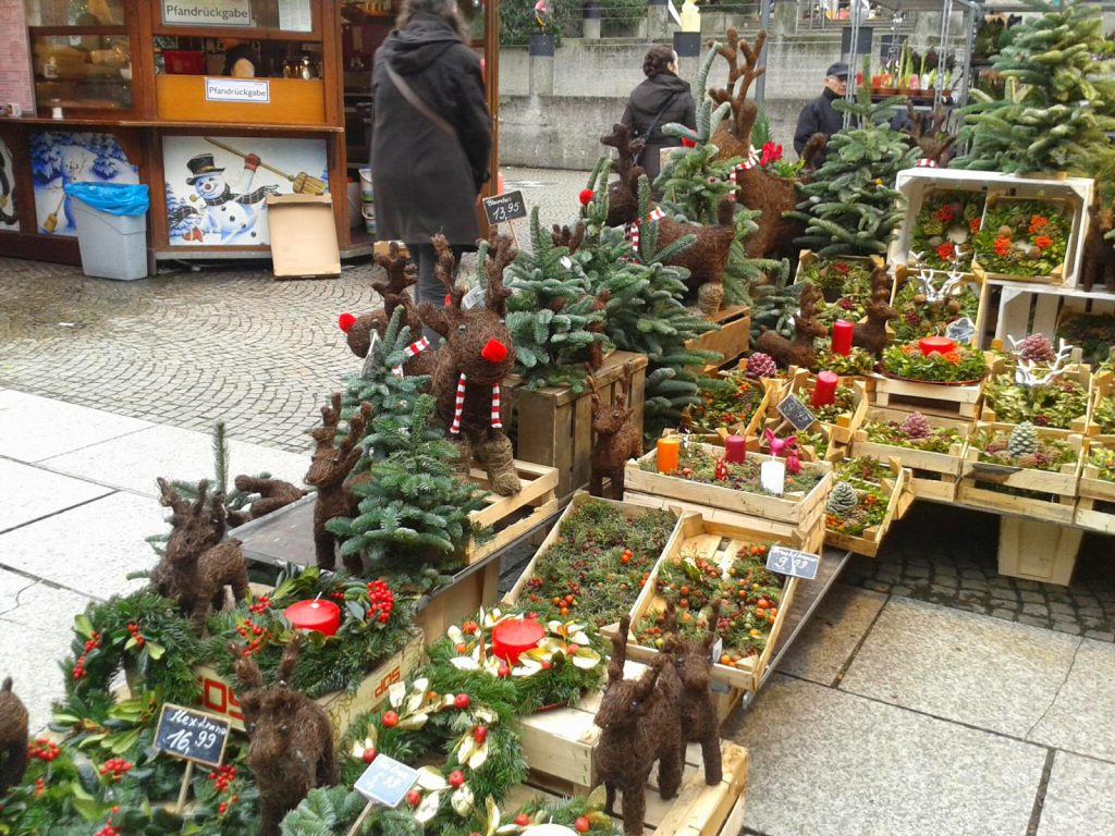 Weihnachtsdeko auf dem Schwabinger Weihnachtsmarkt