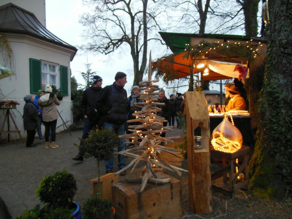 Weihnachtsdeko auf dem Christkindlmarkt auf der Fraueninsel