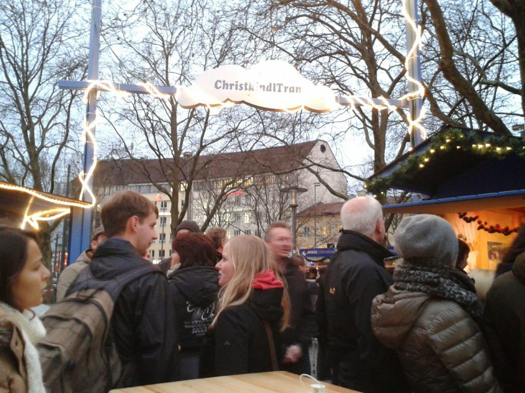 Gedränge vor der Christkindltram