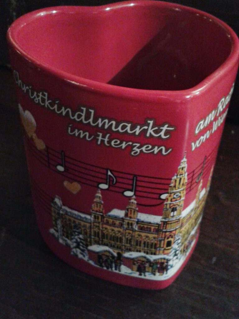 Herz-Tasse mit Glühwein beim Christkindlmarkt am Wiener Rathhaus