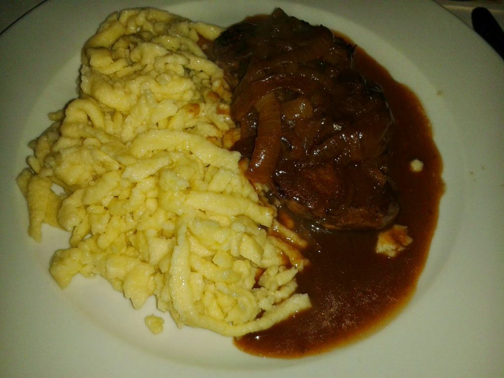 Zwiebelrostbraten mit Spätzle im Restaurant Buschpilot