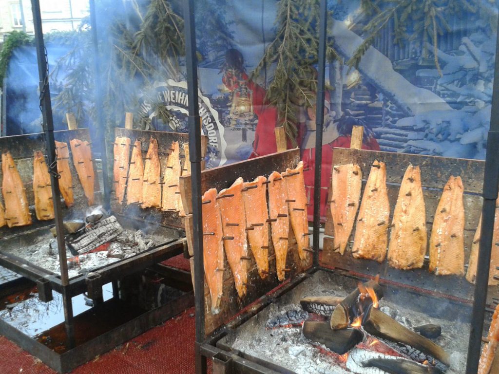 Flammlachs im finnischen Weihnachtsdorf