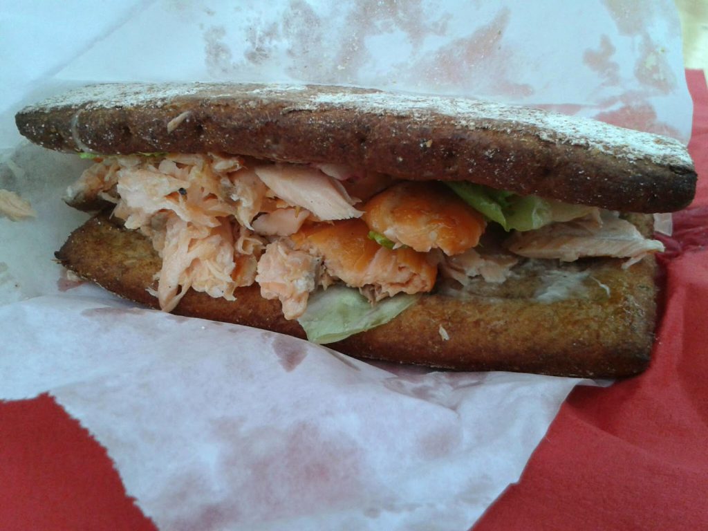 Flammlachs im Roggenbrot vom finnischen Weihnachtsdorf