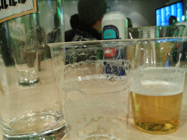 Leere Gläser am Tisch