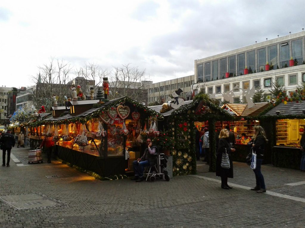 Verschiedene Stände am Marktplatz vorm Rathaus beim Stuttgarter Weihnachtsmarkt