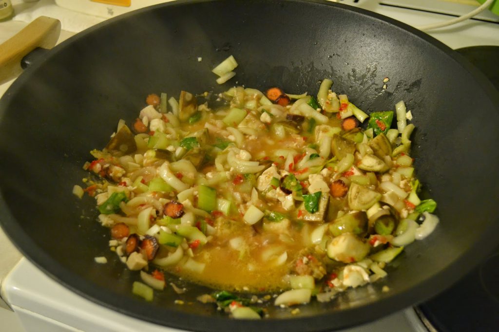 Gemüse in Sambal Sauce im Wok