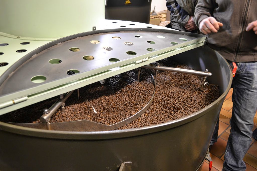 Geröstete Bohnen in der Kaffeerösterei
