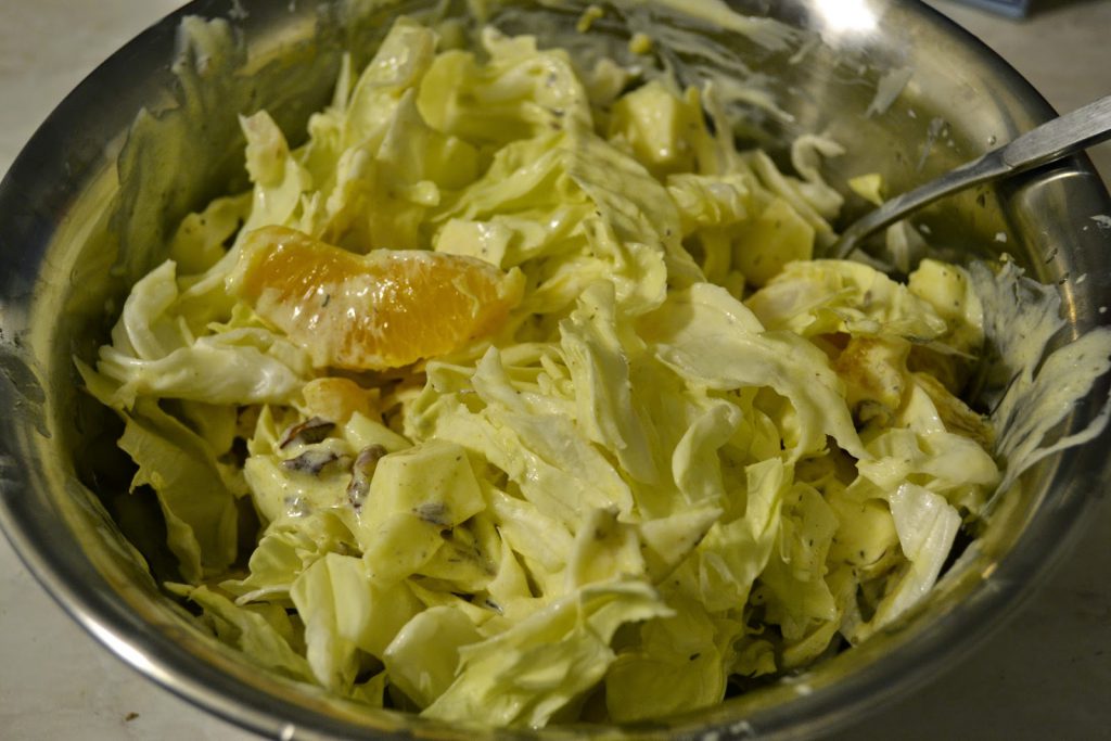 Zuckerhut-Salat mit Apfel, Orange, Walnüssen und Joghurt-Dressing
