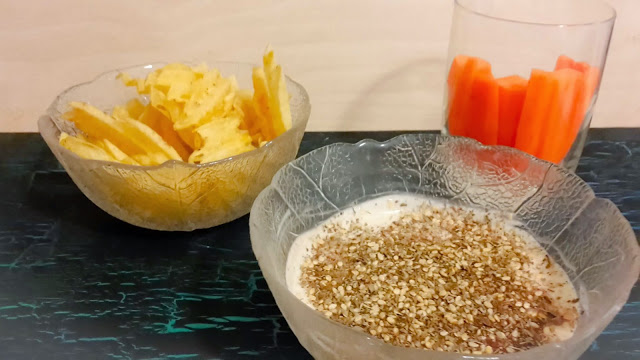 Joghurt-Dipp mit Chips und Karotten