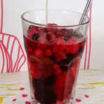 Beeren in Waldmeister-Sirup