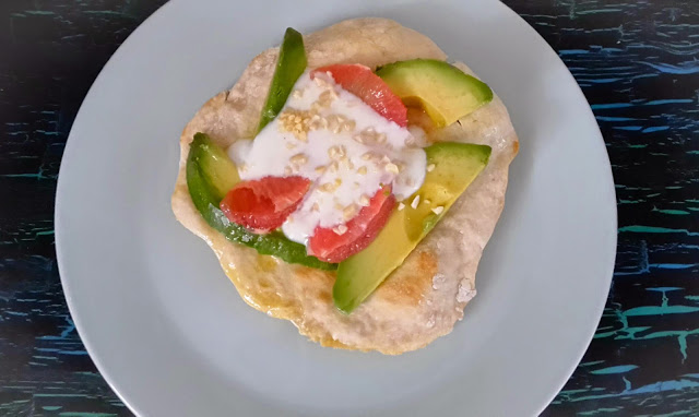 Grillbrot mit Avocado und Grapefruit von oben