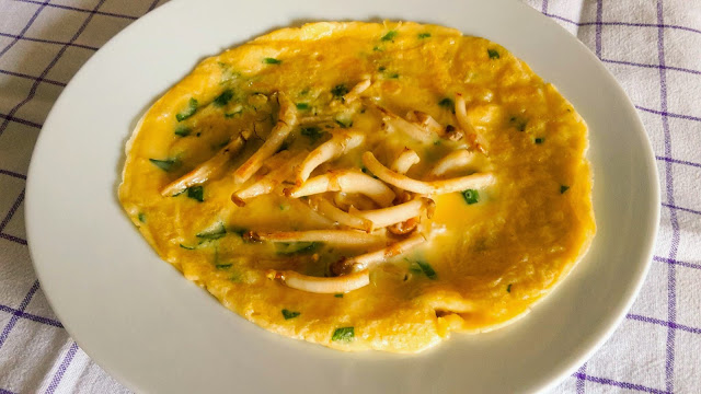 Bärlauch-Pfannkuchen mit Hopfenspargel