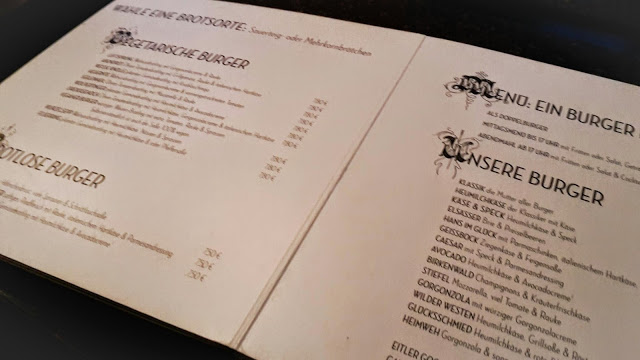 Speisekarte mit vielen Burgern im Hans im Glück