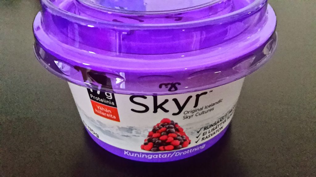Becher Skyr, isländischer Joghurt-Quark, gekauft im finnischen Supermarkt