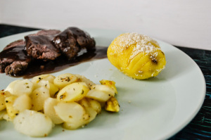 Rehschlegel mit gebratenem Spargel und Hasselback Kartoffeln