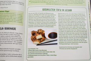 Leberkassemmel und mehr: Rezept zu Gegrillter Tofu in Sesam im Kochbuch Saucen, Rubs, Marinaden & Grillbutter