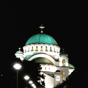 Leberkassemmel und mehr: Temple of Sveti Sava bei Nacht
