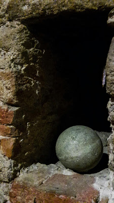 Leberkassemmel und mehr: Kugel und Mauer im Klosterhof Niederaltaich