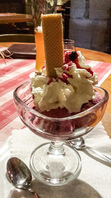 Leberkassemmel und mehr: Heidelbeer-Sahne-Eis im Klosterhof Niederaltaich