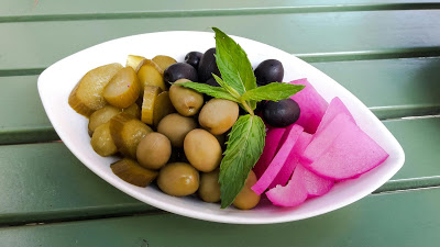 Schale Oliven im Restaurant Cardamom