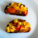 Zwei rustikale Bruschetta mit Tomaten von oben