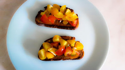 Zwei rustikale Bruschetta mit Tomaten von oben
