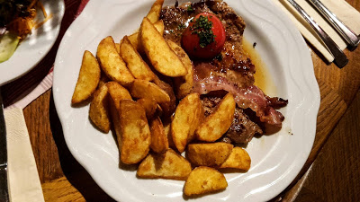 Leberkassemmel und mehr: Waidlersteak im Klosterhof Niederaltaich