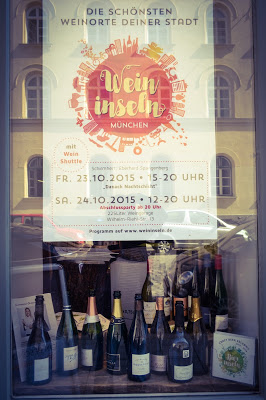 Leberkassemmel und mehr: Weininsel-Plakat beim WEINgut am Glockenbach