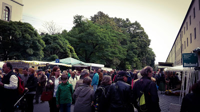 Menschen bei Bauernmarktmeile München