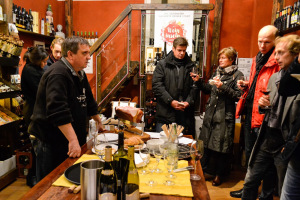 Leberkassemmel und mehr: Besucher bei Boteghin während der Münchner Weininseln