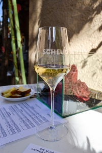 Leberkassemmel und mehr: Sekt bei scheus Weinladen während der Münchner Weininseln