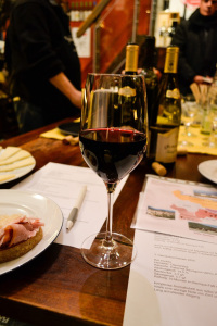 Leberkassemmel und mehr: Rotwein aus Bulgarien bei Boteghin während der Münchner Weininseln