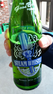 Leberkassemmel und mehr: Flasche Pilsner von Steam Whistle in Toronto