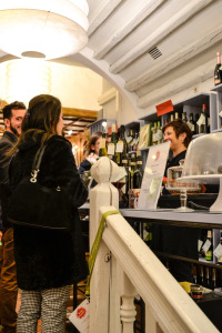 Leberkassemmel und mehr: Besucher bei Garibaldi am Marienplatz während der Münchner Weininseln
