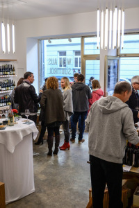 Leberkassemmel und mehr: Besucher der Münchner Weininseln im Bergwein