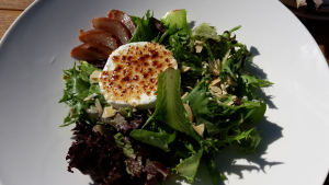 Leberkassemmel und mehr: Salat mit Ziegenkäse in Toronto