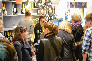 Leberkassemmel und mehr: Besucher beim Garibaldi am Marienplatz während derMünchner Weininseln