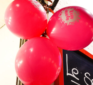 Leberkassemmel und mehr: Luftballons als Erkennungszeichen der Münchner Weininseln