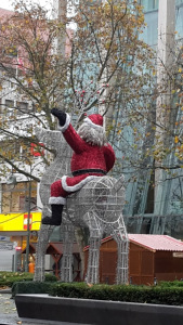 Leberkassemmel und mehr: Weihnachtsdeko in Berlin