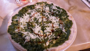 Leberkassemmel und mehr: Libanesische Spinatpizza vom Restaurant Dabka in Amsterdam