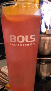 Leberkassemmel und mehr: Red Fruit Cocktail bei Bols