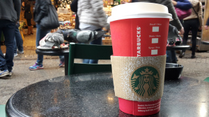 Leberkassemmel und mehr: Starbucks Kaffee beim Blumenmarkt in Amsterdam